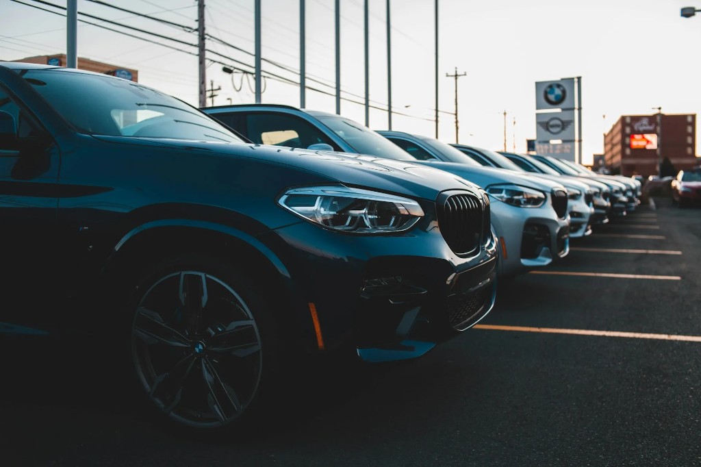 Premium-autoja dubailaisen autokaupan myyntialueella
